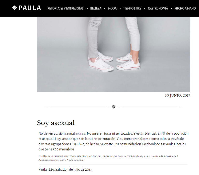 Captura de pantalla: Sitio web de diseño minimalista mostrando un artículo bajo una imagen de dos personas blancas, vestidas de blanco, en una habitación blanca.